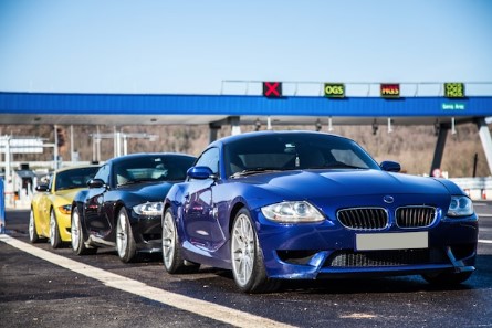 Спорткары сочетают высокую мощность, отточенную управляемость, захватывающий дизайн